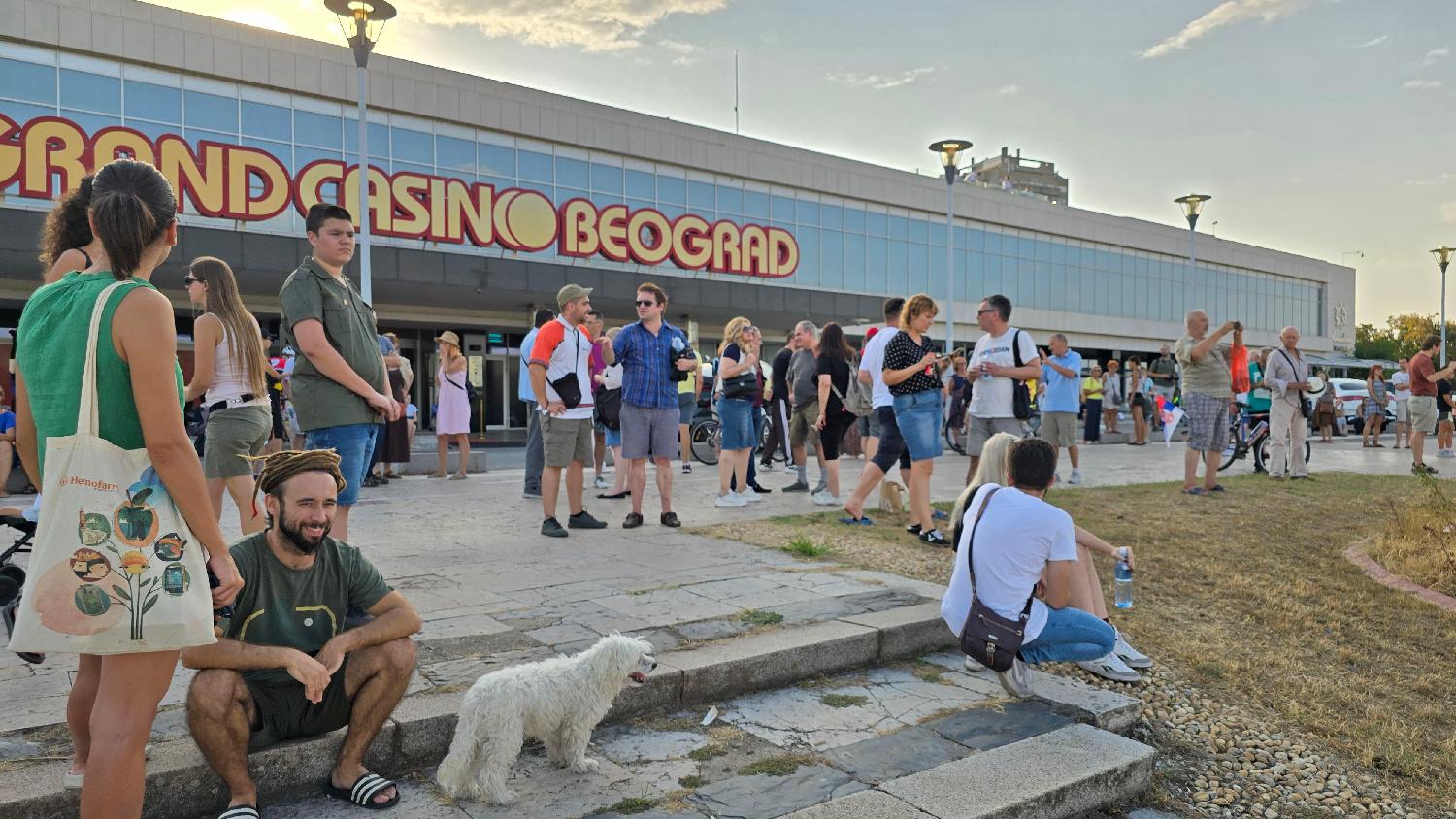 "Urbanistički plan pripada narodu, a ne Milenijum grupi!": Protest građana zbog rušenja hotela Jugoslavija (FOTO) 5 "Urbanistički plan pripada narodu, a ne Milenijum grupi!": Protest građana zbog rušenja hotela Jugoslavija (FOTO) 5