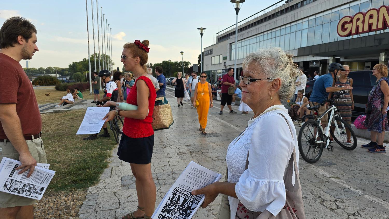 "Urbanistički plan pripada narodu, a ne Milenijum grupi!": Protest građana zbog rušenja hotela Jugoslavija (FOTO) 6 "Urbanistički plan pripada narodu, a ne Milenijum grupi!": Protest građana zbog rušenja hotela Jugoslavija (FOTO) 6