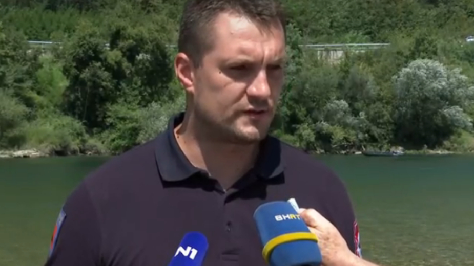 Osam tela izvučeno iz Drine nakon što se prevrnuo čamac sa migrantima, traga se za bebom 2 Osam tela izvučeno iz Drine nakon što se prevrnuo čamac sa migrantima, traga se za bebom 2