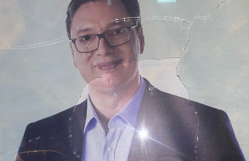 Oštećena Vučićeva slika na stranačkim prostorijama u Kragujevcu: Nasilje neće proći poručuje lokalni SNS 1