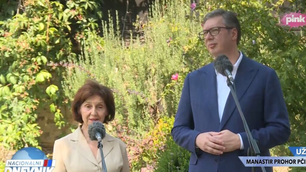 Ko sme da zaustavi predsednicu Kosova i da promeni zastavu: Oštre poruke između Skoplja i Prištine 3 Ko sme da zaustavi predsednicu Kosova i da promeni zastavu: Oštre poruke između Skoplja i Prištine 3