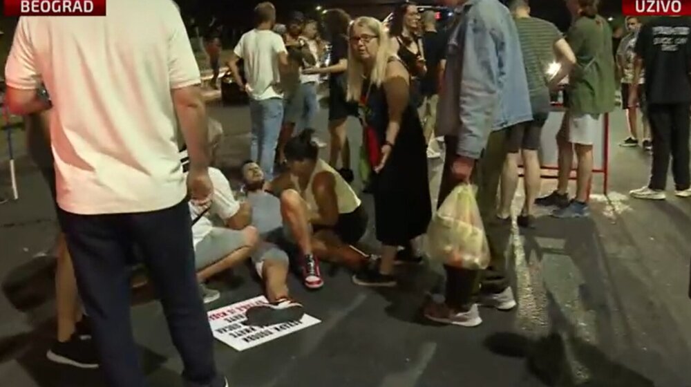 Incident na protestu, automobil na auto-putu udario više osoba 1