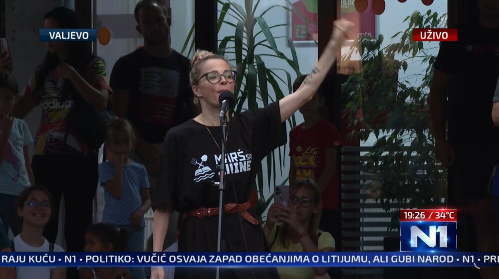Šta je aktivistkinja i glumica Bojana Novaković poručila na protestu u Valjevu? 1
