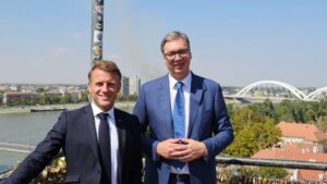 Predsednik Srbije Aleksandar Vučić razgovarao je danas telefonom sa svojim francuskim kolegom Emanuelom Makronom, o, kako je rekao, evropskom putu Srbije, bilateralnoj saradnji i unapređenju odnosa i dodao da su dogovorili susret u aprilu.