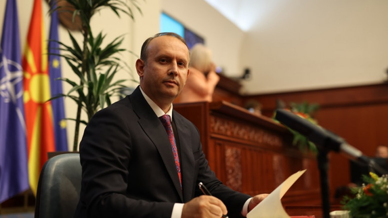 Ko sme da zaustavi predsednicu Kosova i da promeni zastavu: Oštre poruke između Skoplja i Prištine 4 Ko sme da zaustavi predsednicu Kosova i da promeni zastavu: Oštre poruke između Skoplja i Prištine 4