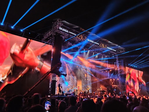 Bajaga i Instruktori su upravo zasvirali "Grad" i započeli najveći koncert u karijeri 2