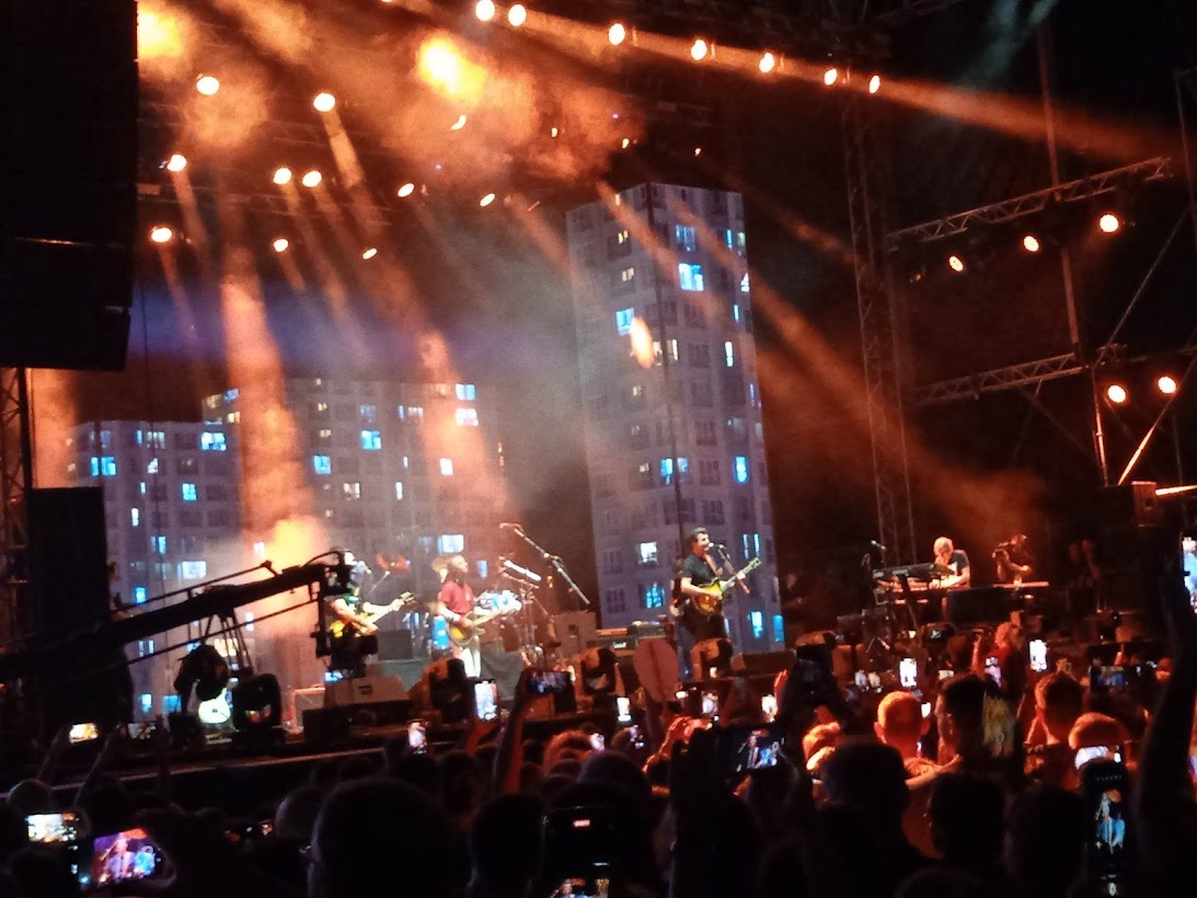 Bajaga i Instruktori su upravo zasvirali "Grad" i započeli najveći koncert u karijeri 1