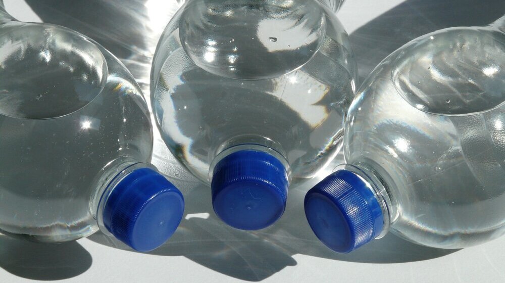 Crvi u vodi: Novosađani ne veruju nadležnima, prazni rafovi gde je nekada stajala flaširana voda (FOTO) 1