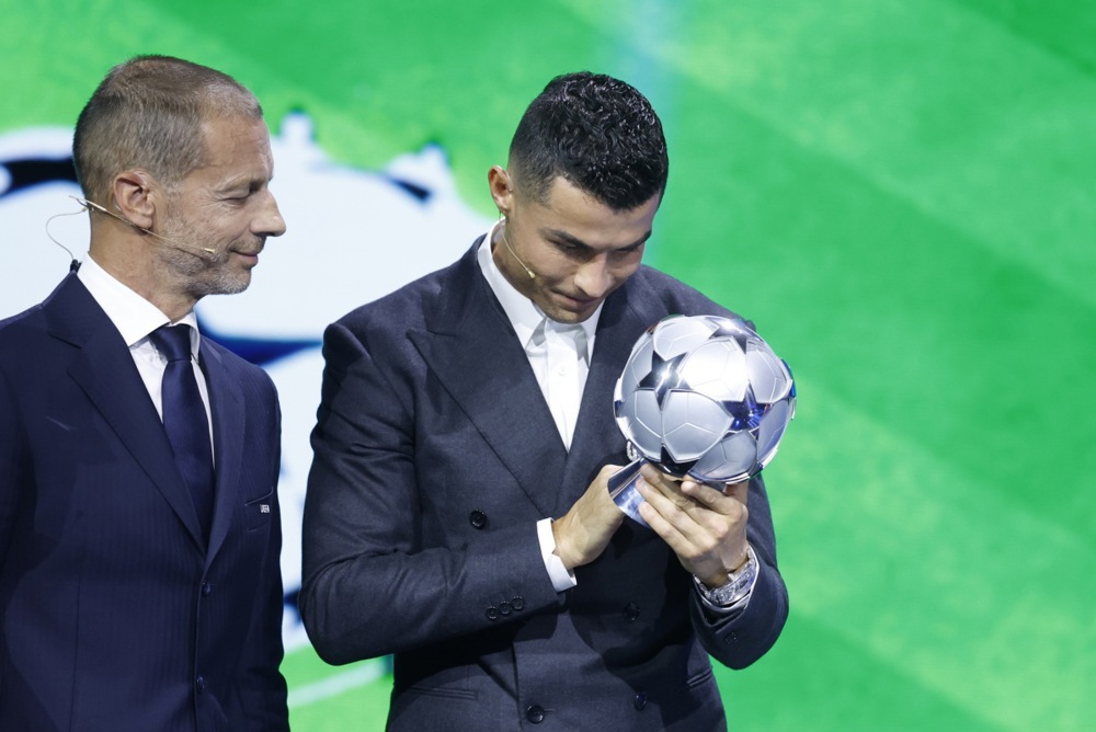 Novo doba žreba za Ligu šampiona: Kako je Kristijano Ronaldo prošao trening za rukovanje tasterom (VIDEO) 2 Novo doba žreba za Ligu šampiona: Kako je Kristijano Ronaldo prošao trening za rukovanje tasterom (VIDEO) 2