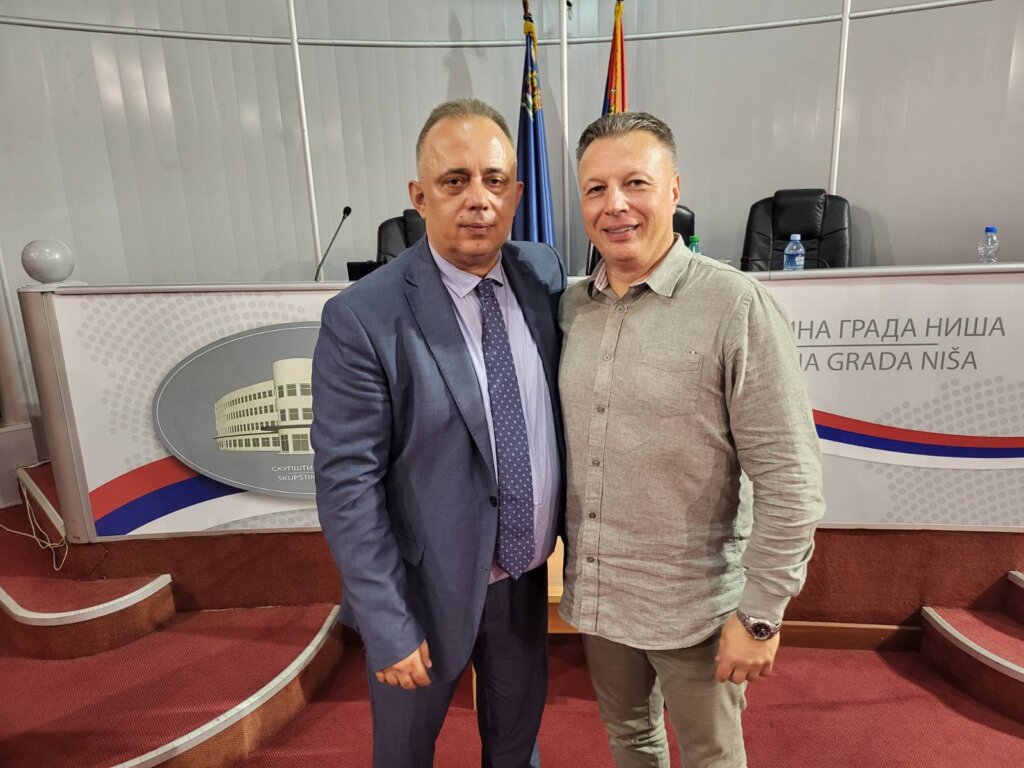 "Neki od novih funkcionera nas, osnivače progone kao divlje zveri, a šuruju sa blokaderima": Bivši predsednik niške Skupštine o stanju u SNS-u 4