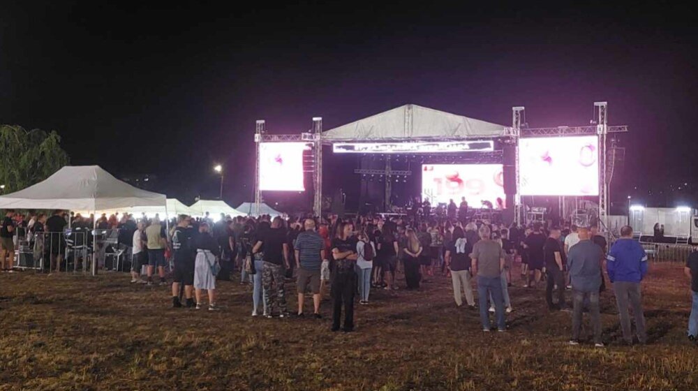 "Ni najstariji Zaječarci ne pamte da je manje publike bilo nego sinoć": Kako je izgledalo prvo veče 57. Gitarijade u Zaječaru (FOTO) 1