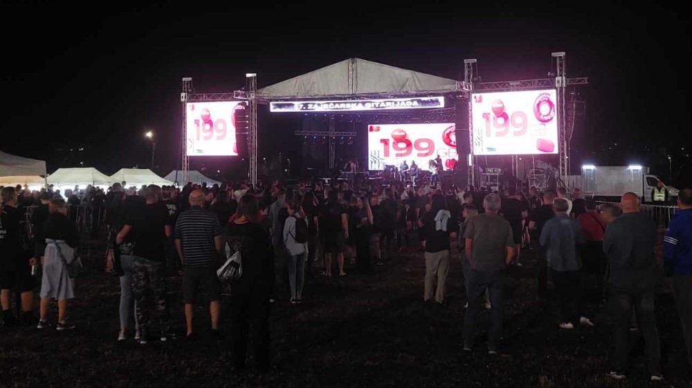 "Ni najstariji Zaječarci ne pamte da je manje publike bilo nego sinoć": Kako je izgledalo prvo veče 57. Gitarijade u Zaječaru (FOTO) 2