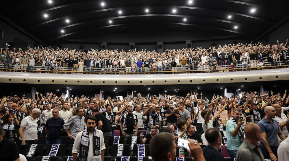 Disonanca na "Crno-beloj simfoniji": Zvižduci Telekomu, skandiranje protiv Rio Tinta (VIDEO) 1