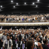 Disonanca na "Crno-beloj simfoniji": Zvižduci Telekomu, skandiranje protiv Rio Tinta (VIDEO) 9