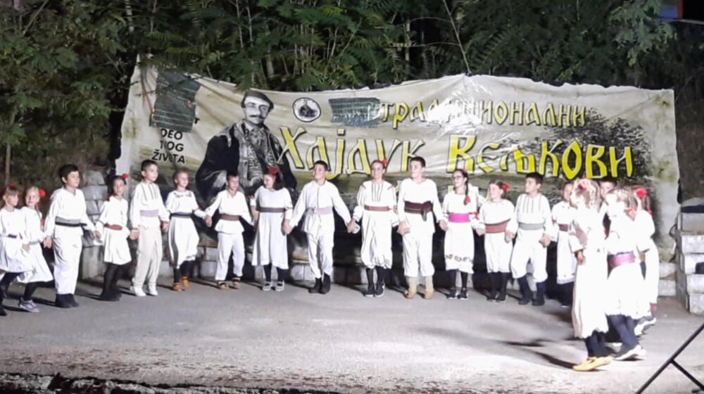 U Lenovcu kod Zaječara održani 52. „Hajduk Veljkovi dani“: Za hajdučku lepoticu izabrana Ana Živković 1