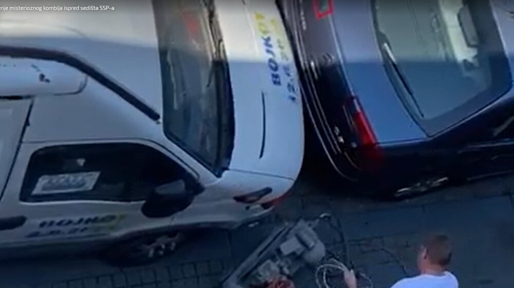 „Dva muškarca rekla da su ga kupila, odneli ga šlepom“: Sklonjen misteriozni kombi ispred sedišta SSP 1