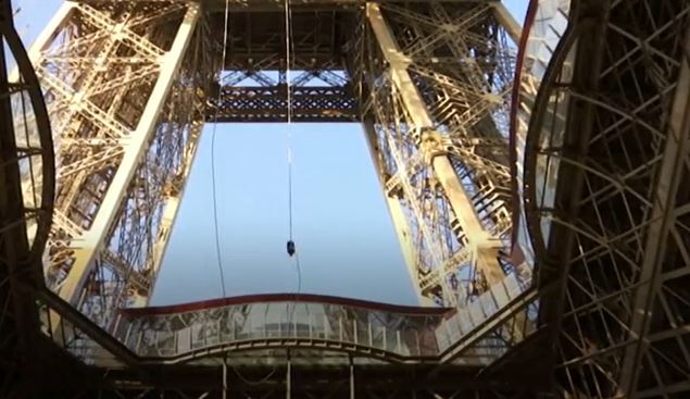 Francuska atletičarka se za 18 minuta popela uz konopac do drugog sprata Ajfelove kule (VIDEO) 1