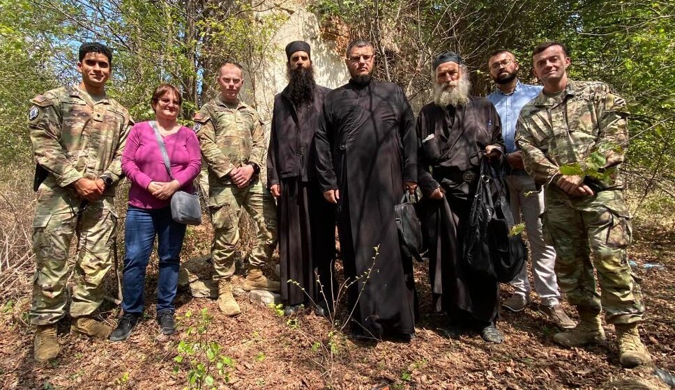 U prisustvu KFOR-a sveštenik i monasi obišli crkvu srušenu 1999. 1