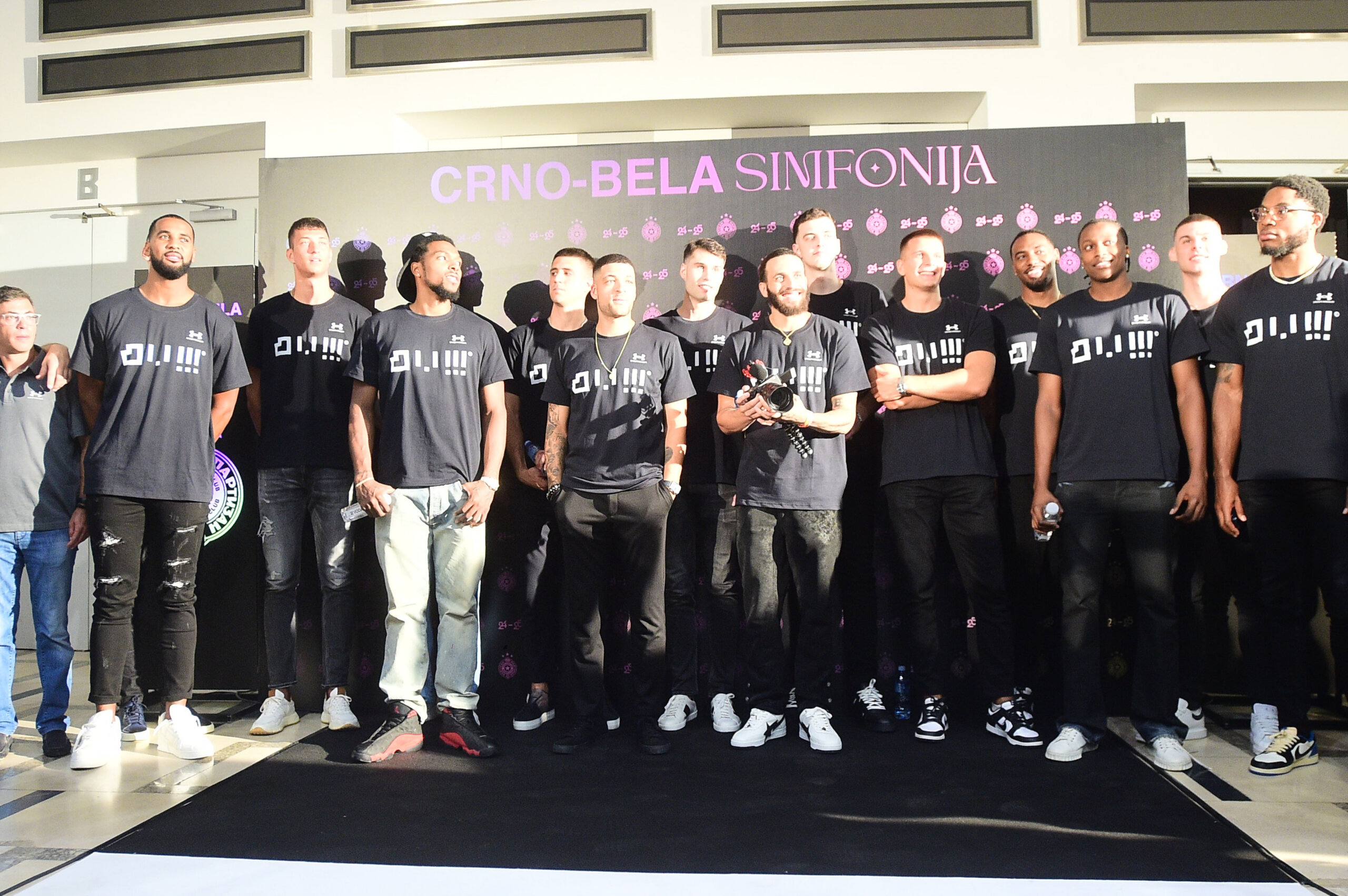 Crno-bela simfonija: Veče za podstrek košarkaškom orkestru Partizana sa novim violinama (FOTO) 5 Crno-bela simfonija: Veče za podstrek košarkaškom orkestru Partizana sa novim violinama (FOTO) 5