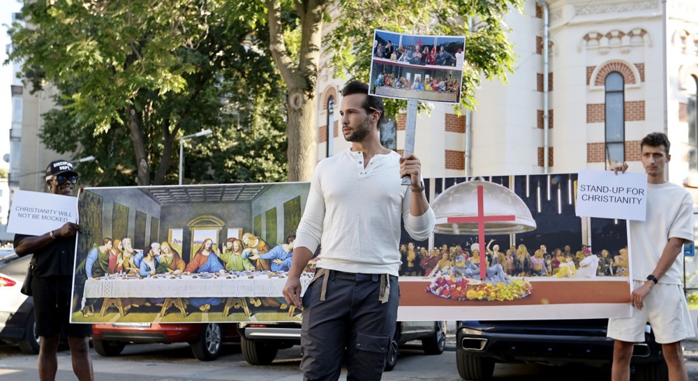 Vatikan se pridružio kritičarima ceremonije svečanog otvanja Igara u Parizu: Papa „utučen“ zbog vređanja vernika svih religija 2 Vatikan se pridružio kritičarima ceremonije svečanog otvanja Igara u Parizu: Papa „utučen“ zbog vređanja vernika svih religija 2