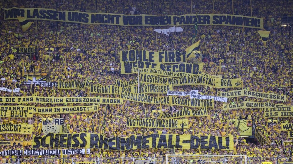 Navijači Dortmunda postavili maketu tenka ispred stadiona, protestuju protiv sponzorskog ugovora sa proizvođačem oružja 2 Navijači Dortmunda postavili maketu tenka ispred stadiona, protestuju protiv sponzorskog ugovora sa proizvođačem oružja 2