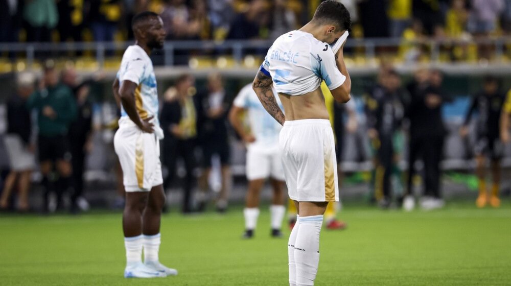 Prekid u Ljubljani, policija ispraznila tribinu: Navijači Rijeke zasuli teren bakljama, ogorčeni zbog debakla hrvatskog tima (VIDEO) 1