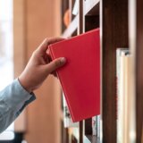 „Lopov intelektualac“ uhvaćen u pljački dok je čitao knjigu, sad autor hoće da mu je pokloni 2