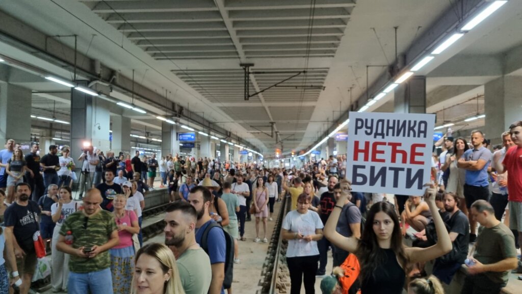 beograd protest litijum Zašto je Beograd ove subote bez protesta zbog litijuma, a blokade puteva se održavaju samo u Gornjim Nedeljicama i u Preljini – na sat vremena? 2