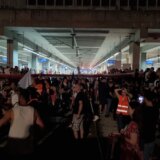 (VIDEO) Policija jutros isterala protestante iz železničke stanice Prokop 7