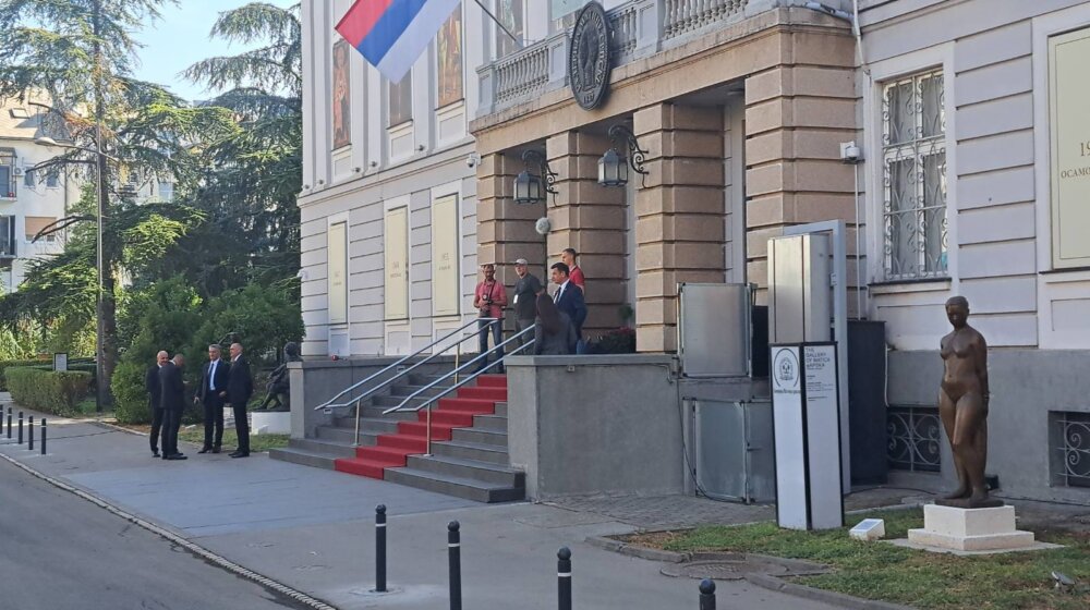Kako Novosađani nisu videli francuskog predsednika: Makron prvi put u Novom Sadu (FOTO) 1