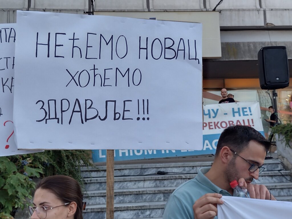 Poruka sa protestnog skupa u Kragujevcu: "Ništa ne može odbraniti našu decu osim nas" (VIDEO, FOTO) 2 Poruka sa protestnog skupa u Kragujevcu: "Ništa ne može odbraniti našu decu osim nas" (VIDEO, FOTO) 2