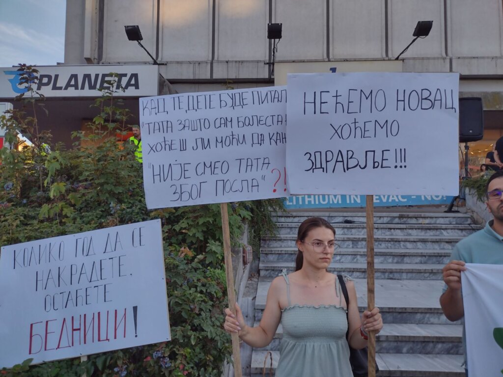 Poruka sa protestnog skupa u Kragujevcu: "Ništa ne može odbraniti našu decu osim nas" (VIDEO, FOTO) 3 Poruka sa protestnog skupa u Kragujevcu: "Ništa ne može odbraniti našu decu osim nas" (VIDEO, FOTO) 3