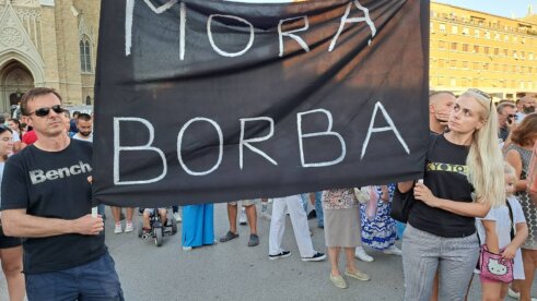 viber_slika_2024-08-07_20-54-19-135 Protest protiv kopanja litijuma ispunio Trg slobode u Novom Sadu: "Protiv sebe imamo najmoćnije kompanije sveta, ali nećemo se predati" (VIDEO, FOTO) 9