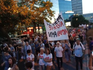viber_slika_2024-08-07_20-54-19-215 Protest protiv kopanja litijuma ispunio Trg slobode u Novom Sadu: "Protiv sebe imamo najmoćnije kompanije sveta, ali nećemo se predati" (VIDEO, FOTO) 8