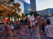 viber_slika_2024-08-07_20-54-19-306 Protest protiv kopanja litijuma ispunio Trg slobode u Novom Sadu: "Protiv sebe imamo najmoćnije kompanije sveta, ali nećemo se predati" (VIDEO, FOTO) 7