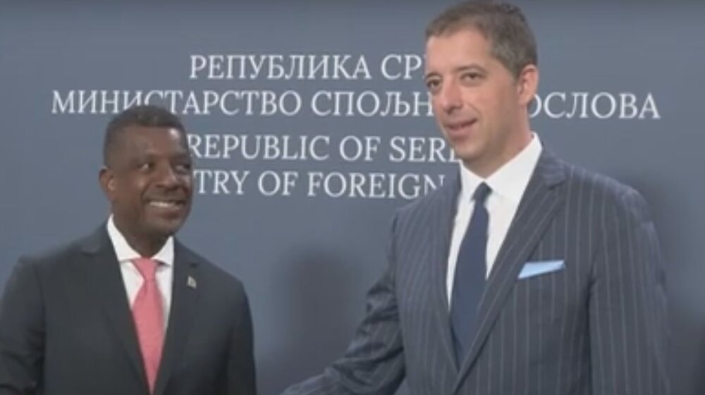 Ministar spoljnih poslova Dominike podržao kopanje litijuma, novinari nisu imali mogućnost da postave pitanje 1