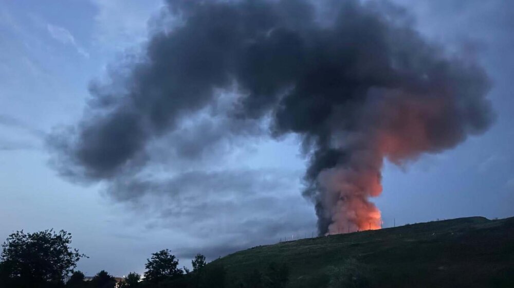 Ne zadržavajte se napolju: Ekstremno zagađen vazduh u Kraljevu zbog požara na smetlištu (VIDEO) 1