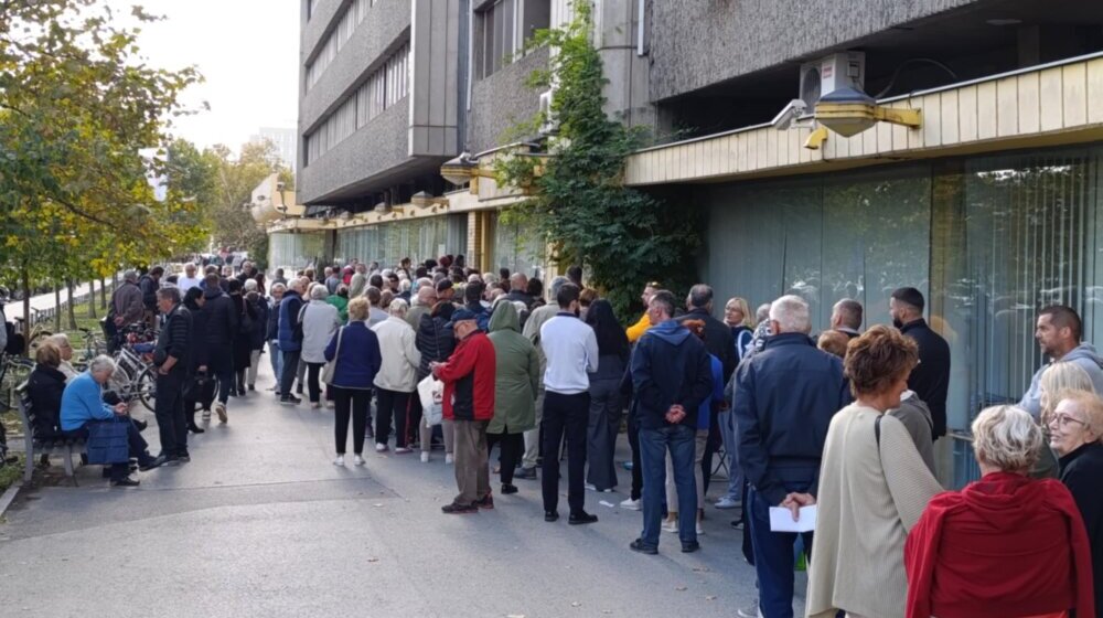 Veliki redovi ispred EPS-a u Novom Sadu, građanima opet višestruko uvećani računi za struju: "Ovo je postalo beznadežno" 1