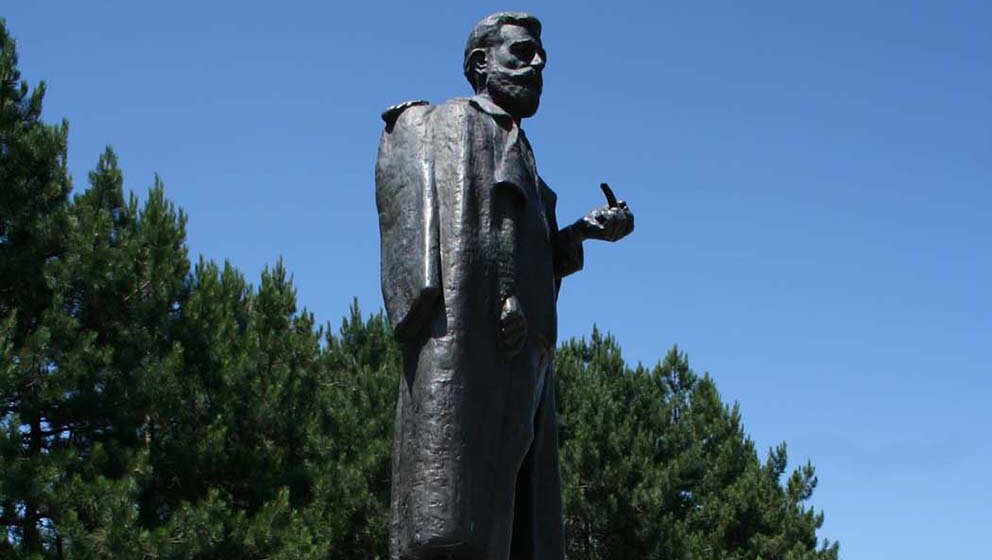 NLS i Parandilović položili vence na spomenik Draži Mihailoviću na Ravnoj gori 1