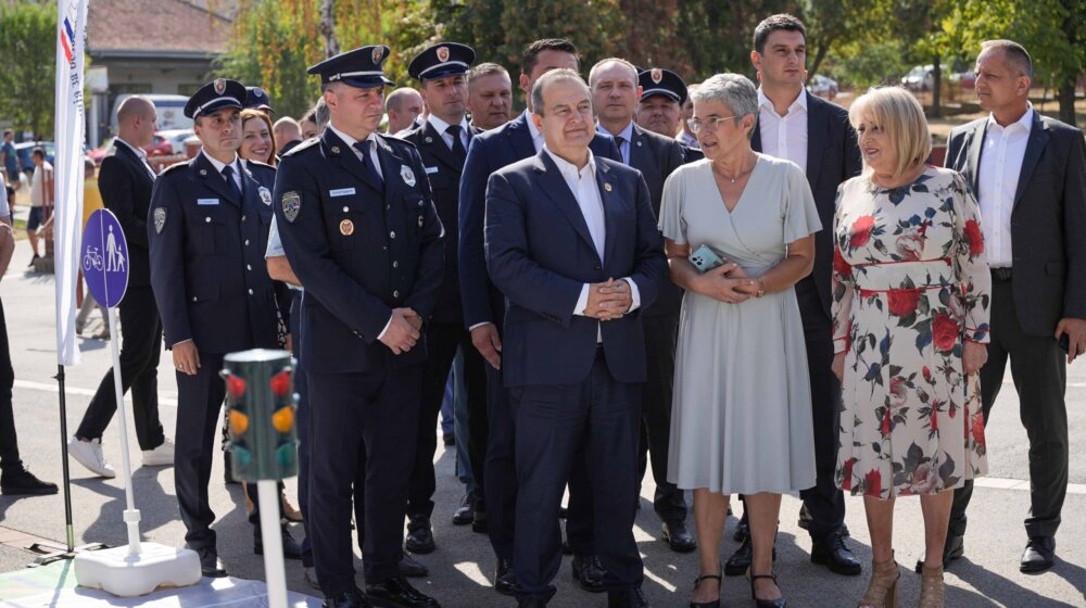 Ivica Dačić posetio OŠ „Despot Stefan Lazarević“: U školama u Srbiji prisutno 2.388 policajaca (FOTO) 1
