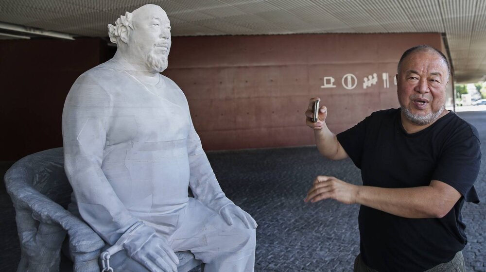 Vandal uništio delo poznatog umetnika na otvaranju njegove izložbe u Bolonji (VIDEO) 1