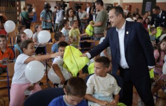 Ivica Dačić posetio OŠ „Despot Stefan Lazarević“: U školama u Srbiji prisutno 2.388 policajaca (FOTO) 3