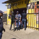 U dve masovne pucnjave u istom naselju u Južnoj Africi ubijeno 17 osoba 5