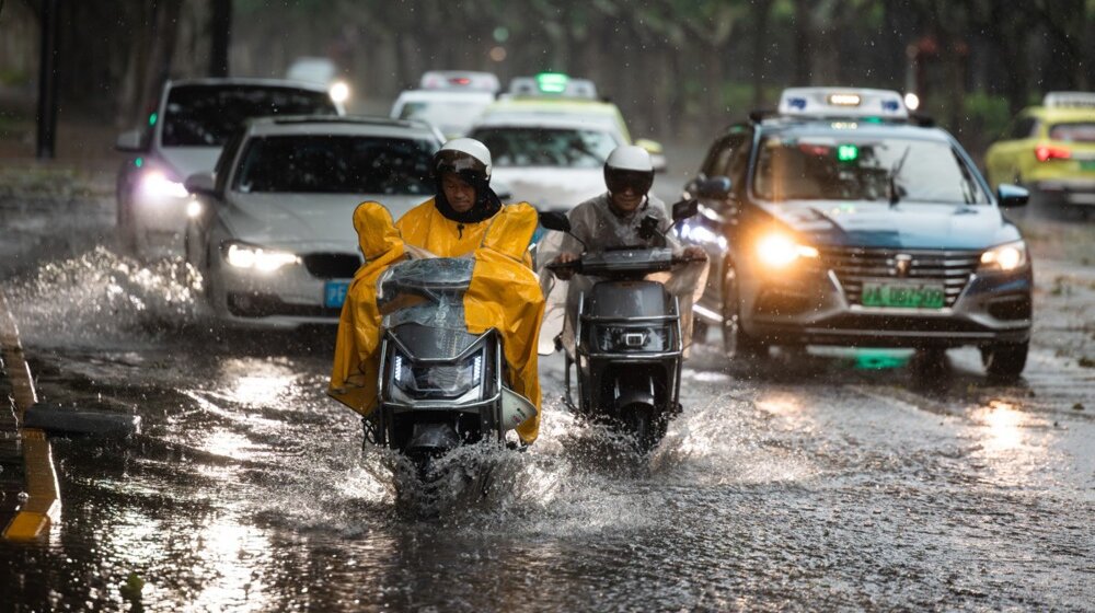 Vlasti najavile obustavu rada, škole i saobraćaja: Upozorenja na tajfun u Kini 1