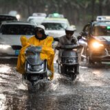 Vlasti najavile obustavu rada, škole i saobraćaja: Upozorenja na tajfun u Kini 2