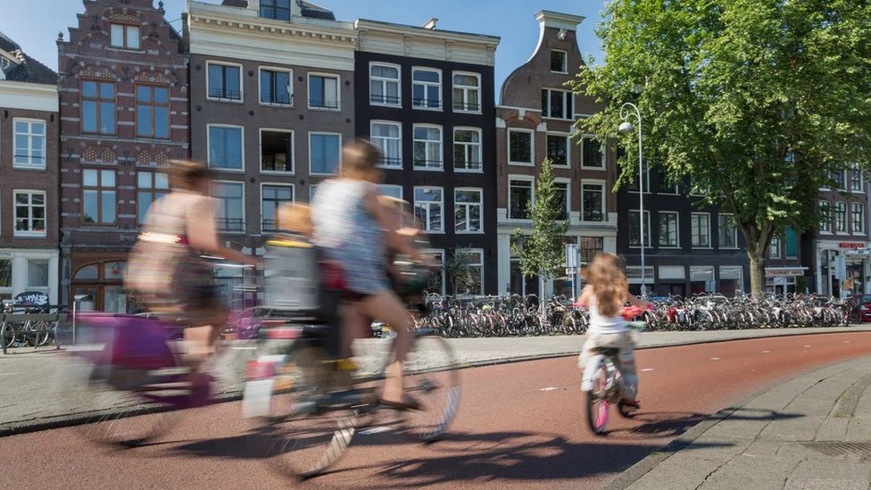 Deca i migracije: Pet zemalja koje porodice iseljenika vole 6 Holandija nudi najmanje 16 nedelja obaveznog, potpuno plaćenog porodiljskog odsustva i do šest nedelja plaćenog roditeljskog odsustva