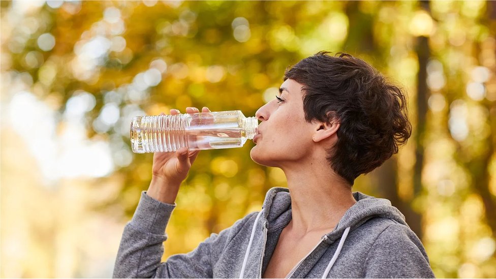 Medicina i nauka: Zašto se naši glasovi menjaju sa godinama 3 Ostati hidrirani je dobar način da se glasne žice održavaju u dobrom stanju kako starimo