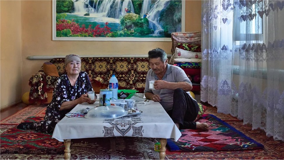 Azija: Kako nestajuće Aralsko jezero menja život u Karakalpakiji 10 Dušenbaj Usenov i njegova supruga Zarifa Kudajbergenova