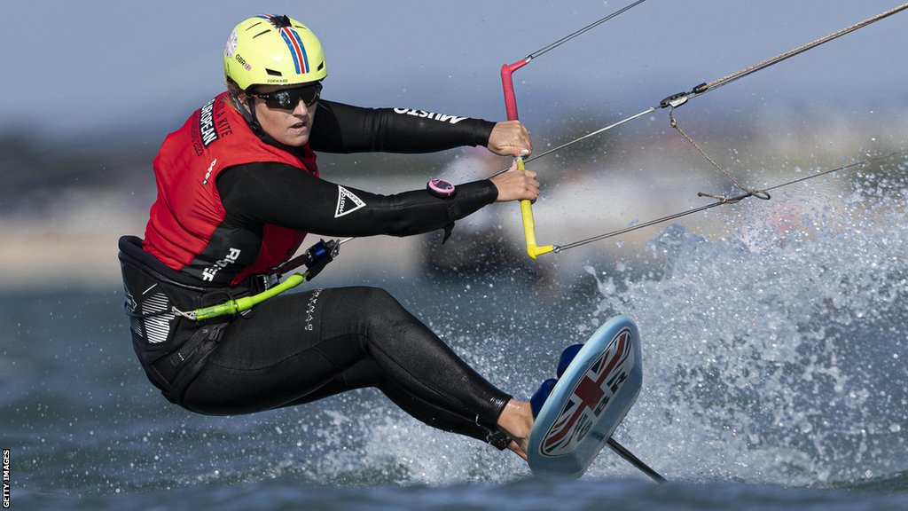 BBC studija o vrhunskim britanskim sportistkinjama 2024: Sportistkinje govore o upotrebi kontraceptivne pilule 2 Lili Jang se takmiči u kajtfoilu