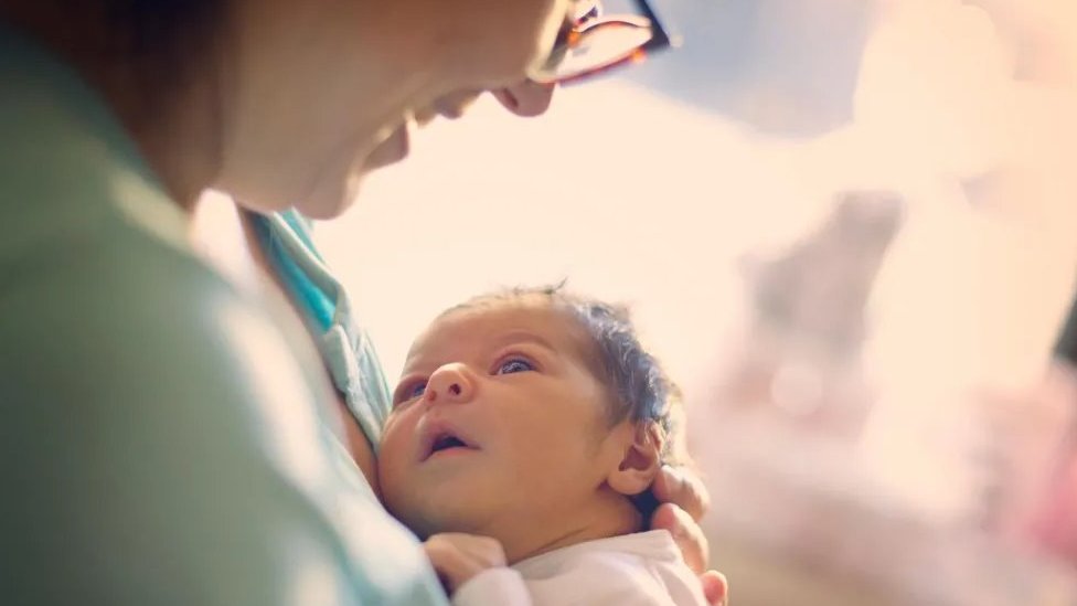 Demografija: Kako zemlje treba da se bore protiv pada nataliteta 1 Žena i dete